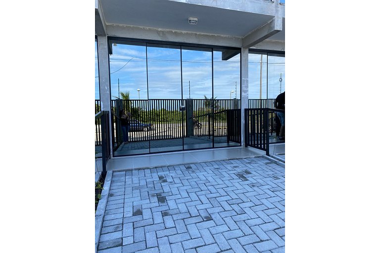 Apartamento térreo maior, 01 dormitório