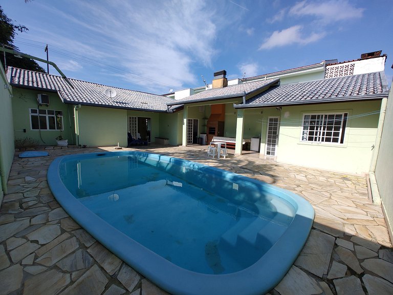 Casa com piscina próximo ao mar e calçadão - Ipanema/PR