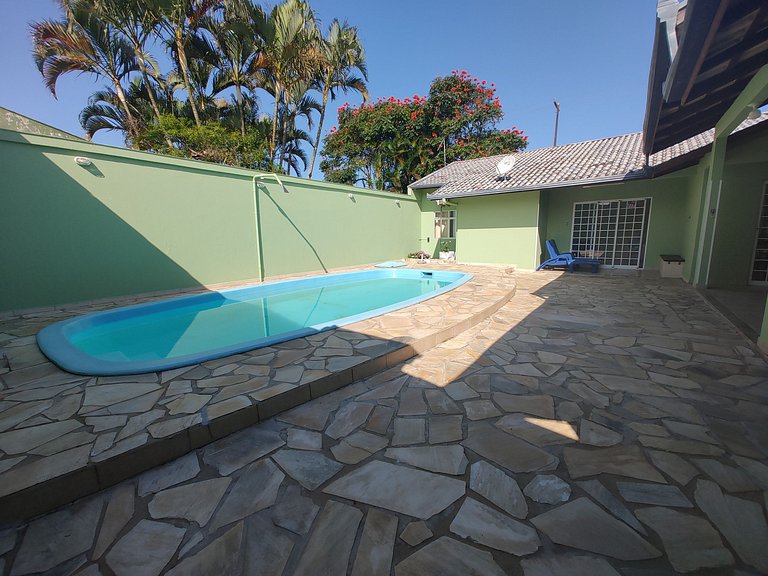 Casa com piscina próximo ao mar e calçadão - Ipanema/PR