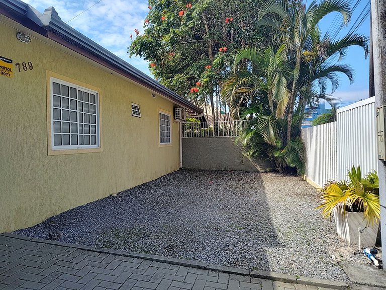 Casa com piscina próximo ao mar e calçadão - Ipanema/PR