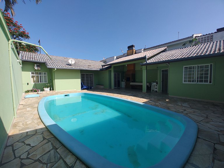 Casa com piscina próximo ao mar e calçadão - Ipanema/PR