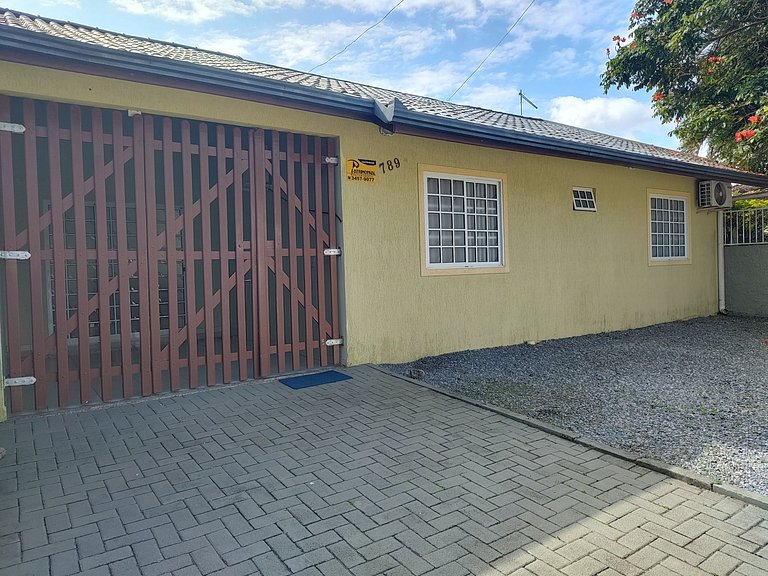 Casa com piscina próximo ao mar e calçadão - Ipanema/PR